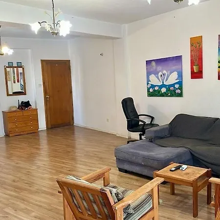 Big 2 Bedroom Flat With Access
